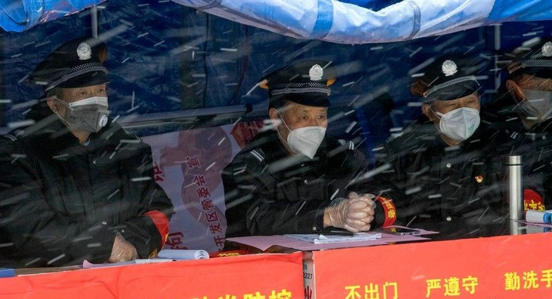 保安大叔，雪中門(mén)神.jpg